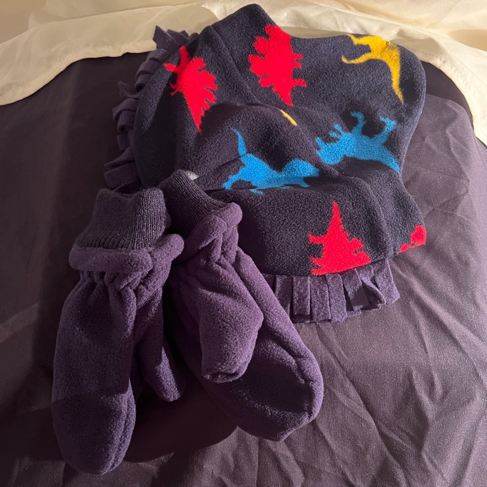 The Children’s Place Hat & Mittens Set with Dinosaurs